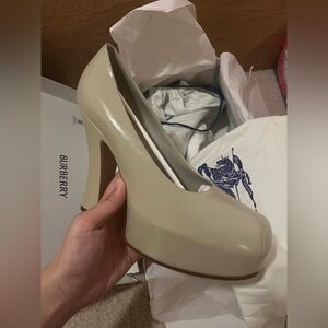 New Burberry Leather Arch Pumps Size 39 MSRP $1270 Color Pebble